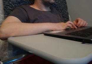 mężczyzna pracuje na komputerze