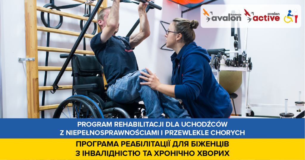 na grafice męzczyzna na wózku ćwiczący na drążku razemz rehabilitantem