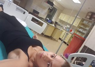 kobieta w łóżku szpitalnym