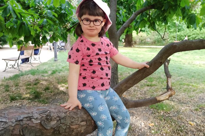 dziewczynka na drzewie