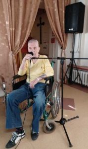 śpiewający mężczyzna na wózku inwalidzkim 