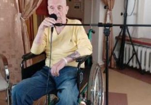 śpiewający mężczyzna na wózku inwalidzkim