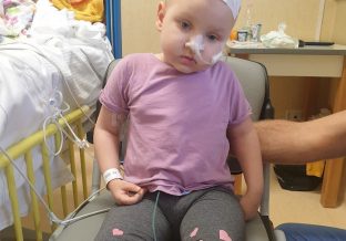 Dziewczynka na krześle podczas podawania chemioterapi