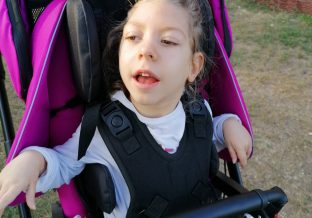 niepełnosprawna dziewczynka w wózku