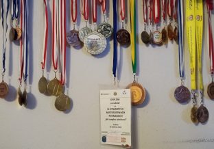 zdjęcie medali zdobytych podczas zawodów pływackich
