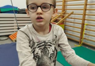chłopiec w okularach na sali rehabilitacyjnej
