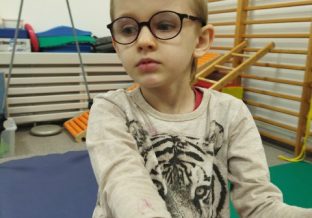 chłopiec w okularach na sali rehabilitacyjnej