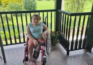 Kobieta na wózku inwalidzkim na tarasie