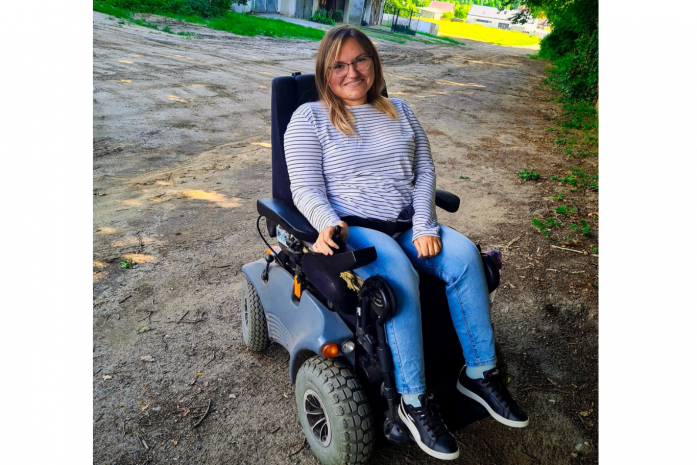 kobieta na eektrycznym wózku inwalidzkim