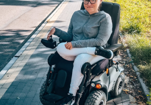 Kobieta siedząca na elektrycznym wózku inwalidzkim