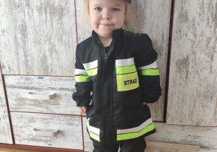 dziewczynka w przebraniu strażaka